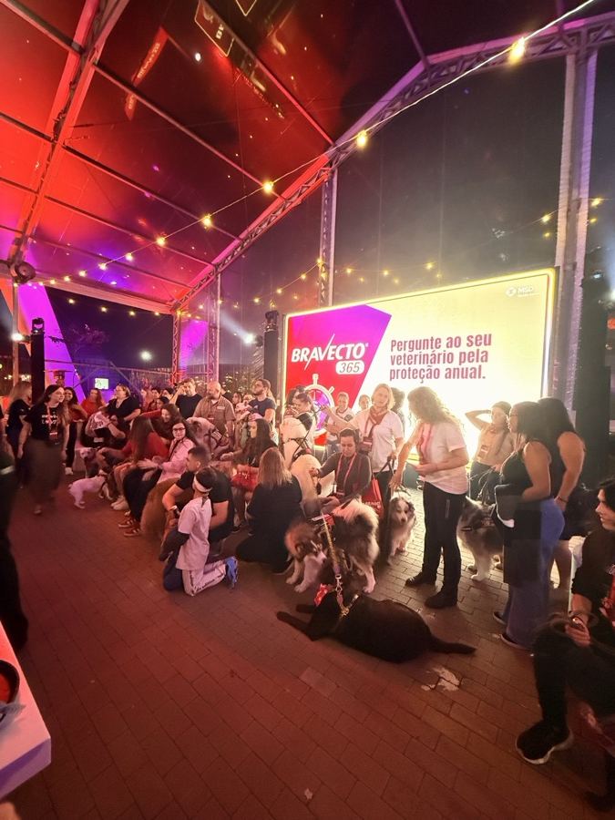 Público na Tenda Cristal da Roda Rico com a marca Bravecto 365