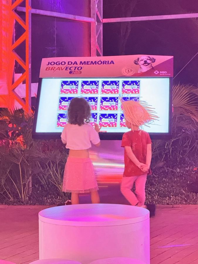 Crianças jogando o jogo da memória à noite