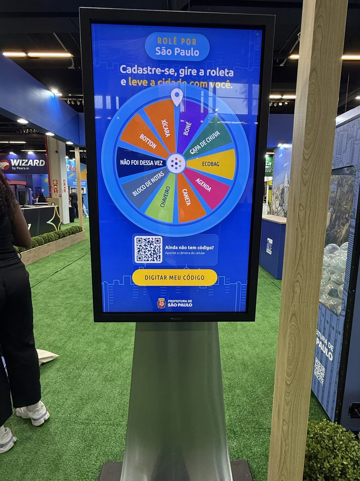 Totem touch com roleta digital da Prefeitura de São Paulo na COB Expo 2026