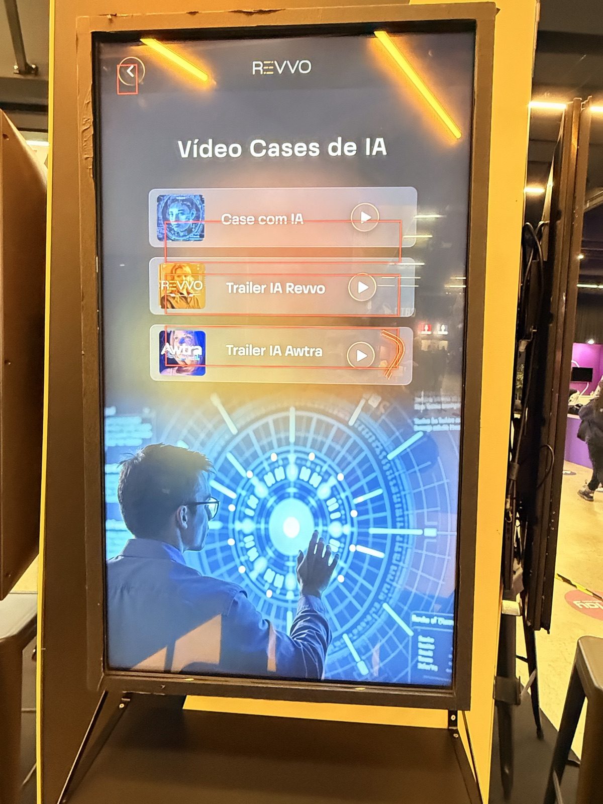 Tela vertical interativa da Revvo com menu de vídeos no CBTD 2025